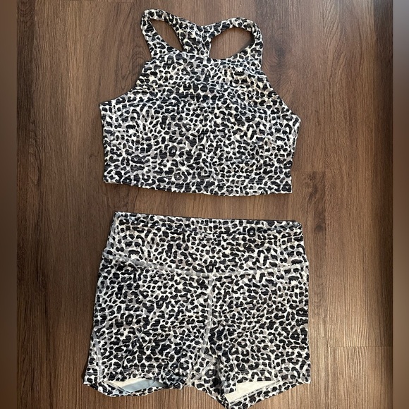 OV TechSweat Workout Set — Snow Leopard - Picture 6 of 10